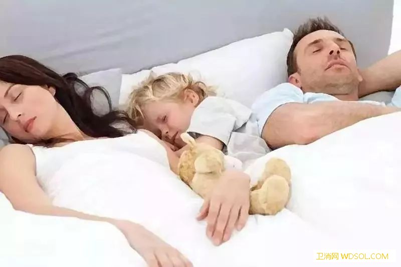 陪孩子睡觉别超过这个年龄_月龄-异性-睡觉-独立-