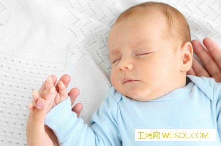 给宝宝做抚触好处多_免疫力-睡眠-婴儿-父母-