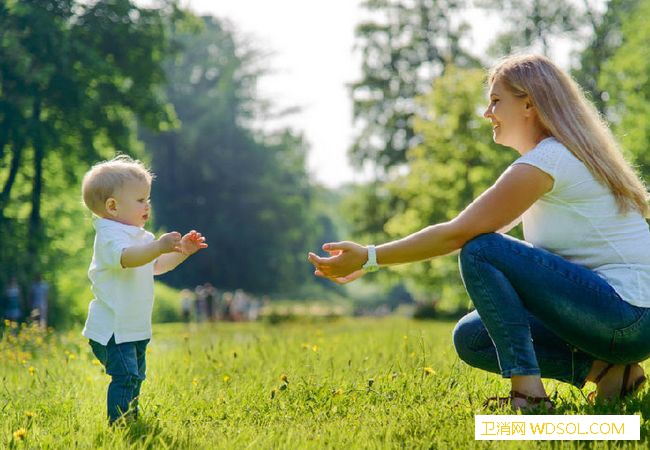你了解小儿维生素D缺乏性佝偻病吗？_佝偻病-户外活动-摄入-维生素-