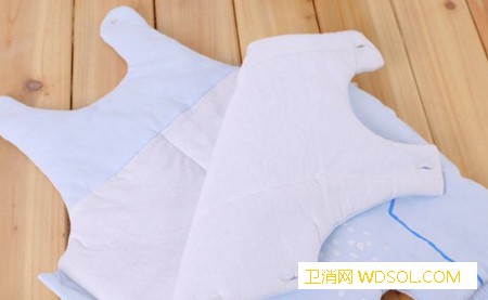 宝宝穿得过多有什么危害_婴幼儿-穿衣-穿得-睡觉时-