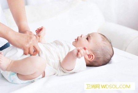 换纸尿裤总把便便弄到床上？_新手-宝宝-纸尿裤-母乳-