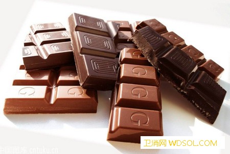 这些东西容易导致孩子性早熟_激素-巧克力-食物-孩子-