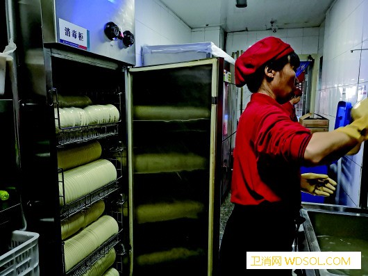 快餐店开水烫碗来消毒监管部门：仅烫一烫无法彻_餐具-消毒-消毒柜-意兴