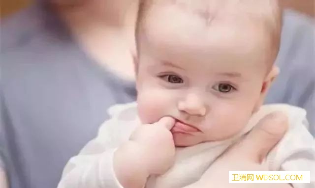 宝宝吃手越吃越聪明？_个月-物体-婴儿-手眼-