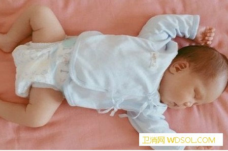 影响宝宝发育的睡姿有哪些_蒙头-睡姿-睡觉-妈妈-