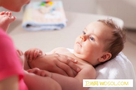 给宝宝做抚触的好处有哪些_拇指-婴儿-轻轻-刺激-