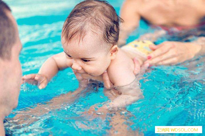 带宝宝去游泳需要带什么？_游泳馆-浴巾-水分-婴儿-