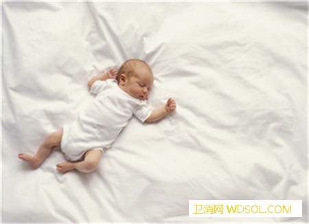 宝宝拥抱反射是什么意思怎样应对拥抱反射睡不_神经系统-反射-胸前-踏实-