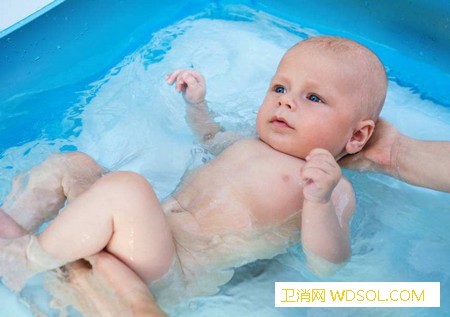 冬季婴儿游泳要注意这几个误区_水温-误区-婴儿-游泳-