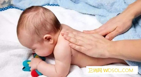 抚触对宝宝发育的好处有哪些_腹部-抚摸-按摩-婴儿-