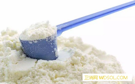 用这4种方式给孩子冲奶粉是错误的_冲泡-沸水-水温-奶粉-