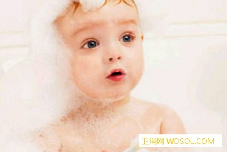 宝宝这样洗澡会受伤害_室温-水温-进水-洗澡时-