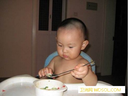 宝宝多大能自己吃饭_用手-勺子-吃得-个月-