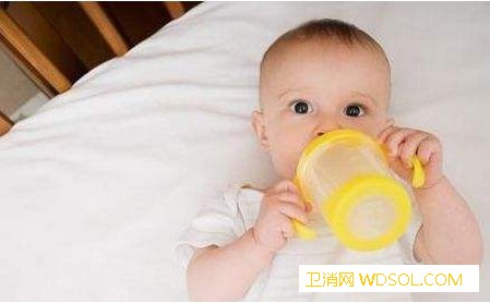 新生儿到底需要不要喝水？！_饭前-尿布-母乳-缺水-