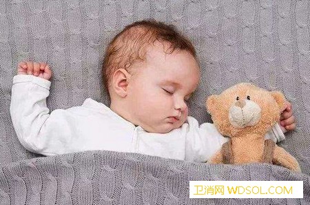 和宝宝同睡是一件很严肃的事情！_猝死-睡在-婴儿-床上-