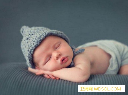 宝宝睡觉容易影响脊柱发育的情况有哪些_抱着-脊柱-弯曲-睡觉-