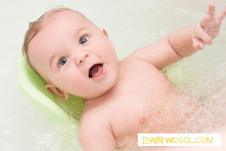 冬天给孩子洗澡怎么取暖才安全健康？_暖风机-浴室-洗澡-电暖气-