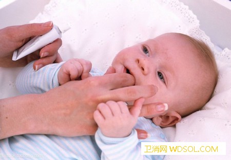 给宝宝做好口腔护理避免宝宝口腔疾病_咬合-棉球-口腔-护理-