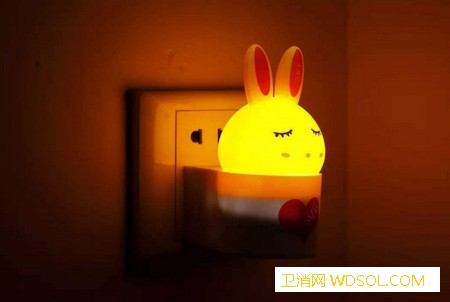 开夜灯对宝宝的伤害有多大_关灯-开灯-睡眠-睡觉- ()