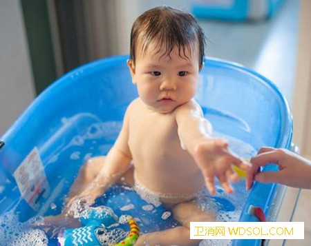 宝宝一周洗澡几次合适_水温-湿疹-清洁-洗澡-