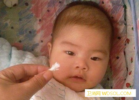 三个月的宝宝有鼻屎该怎么办_棉签-鼻腔-软化-清理-