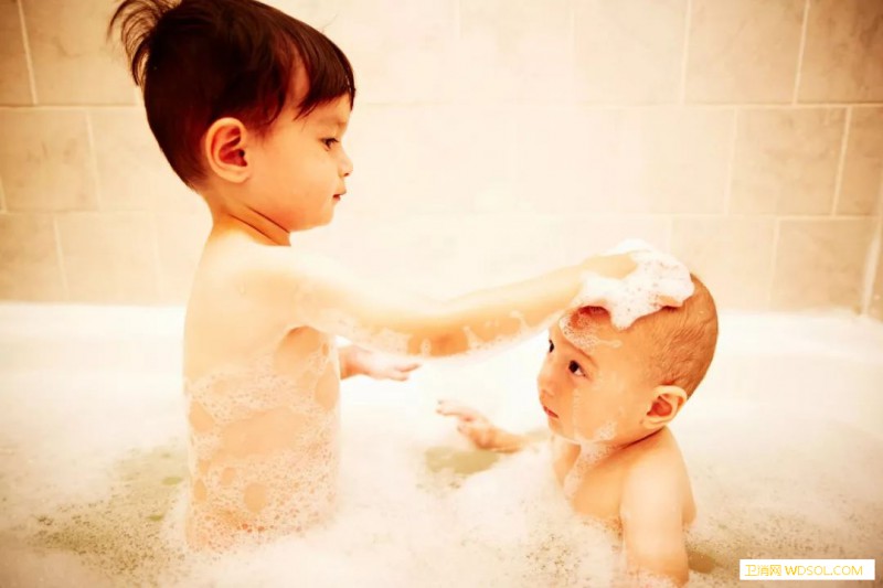 宝宝洗澡搓出来的泥是什么_代谢物-水分-洗澡时-角质层-