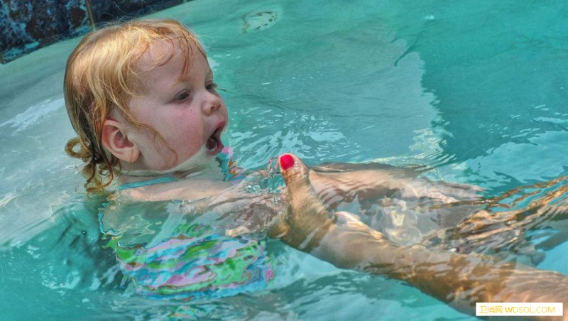宝宝游泳能够促进发育！_还能-健康成长-按摩-婴儿-