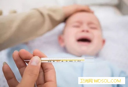 宝宝发烧什么时候吃退烧药？_冰袋-个月-降温-宝宝- ()
