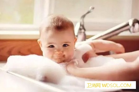 宝宝洗澡水温多少度合适_会对-水温-经不起-洗澡-