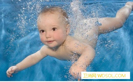 宝宝最喜欢的泳姿有哪些_俯泳-踩水-仰泳-最喜欢-