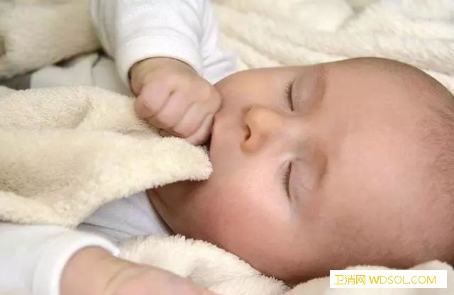 宝宝睡觉吃手指怎么办_奶嘴-睡觉-习惯-帮他-