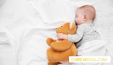 2-3岁宝宝每天睡多久睡少了影响发育_睡眠-床上-孩子-把他-