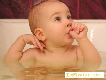 宝宝什么时候洗澡最合适_涂抹-洗完-洗澡-皮肤-