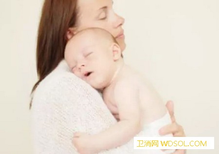 宝宝喜欢抱着睡觉有什么影响吗_抱着-怀里-睡觉-妈妈-