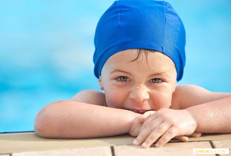 婴儿游泳促进宝宝大脑发育_还能-抗病-平衡觉-婴儿-
