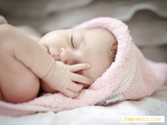 宝宝转奶期间出现腹泻如何应对_拉肚子-勺子-腹泻-奶粉-