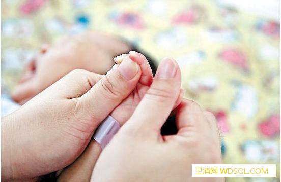 宝宝拇指内扣怎么办家庭干预方法推荐_干预-拇指-伸手-玩具-