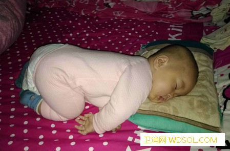 宝宝睡觉奇葩睡姿多的原因是什么_睡姿-夹被-睡眠-温度-