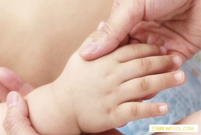 一岁宝宝手指长倒刺的原因宝宝长倒刺该如何护_倒刺-遗传-摩擦-手指-