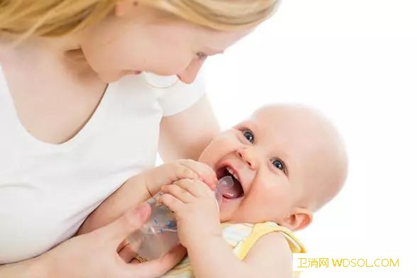 宝宝喝水喝多少_母乳-缺水-腹泻-奶粉-