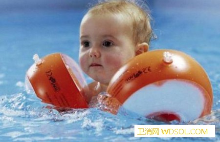 宝宝游泳需要注意什么_深水-爸妈-玩耍-游泳-