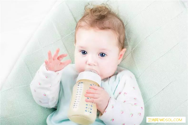 新生儿满6个月才能喝水？_喂养-个月-呕吐-水分-