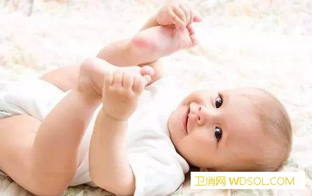 婴儿多久可以把屎把尿？_姿势-婴儿-孩子-捏着-