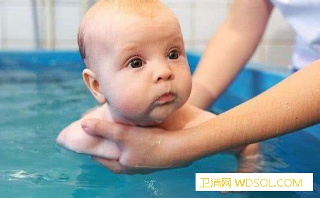 让宝宝坚持游泳好不好_免疫力-婴儿-游泳-家长-