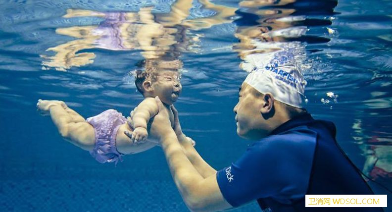 婴儿游泳利弊注意方式方法_亲子-婴儿-游泳-家长-