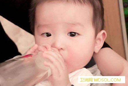 宝宝缺水的5种表现_缺水-水分-嘴唇-皮肤-