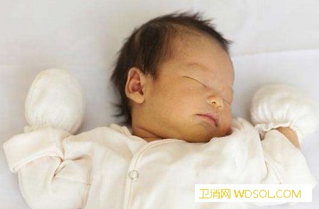 宝宝睡觉双手投降的原因是什么_睡姿-投降-姿势-睡觉-