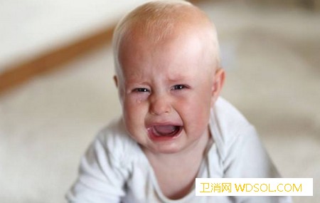 宝宝晚上爱哭闹是怎么回事_喂奶-哭闹-奶粉-家长-
