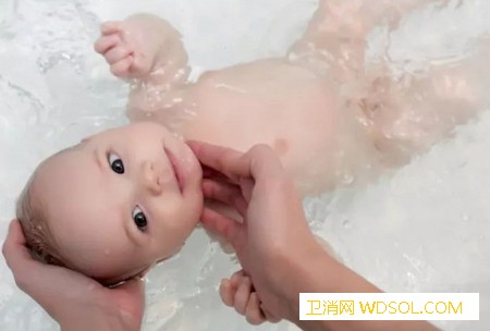 哪些情况下不能给宝宝洗澡_疫苗-浴缸-热水-洗澡-