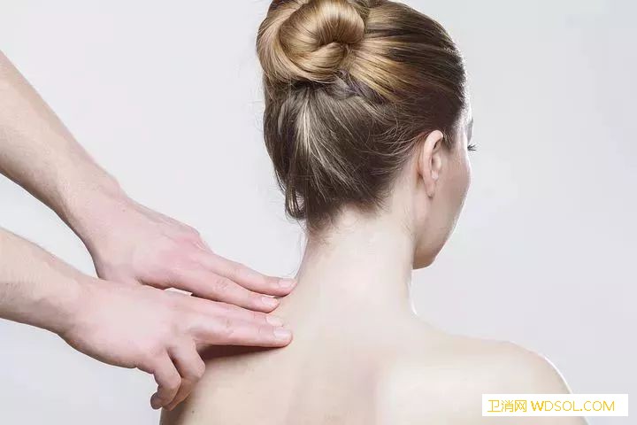 哺乳期肩背部按摩手法_肩胛-推挤-哺乳期-脊柱-